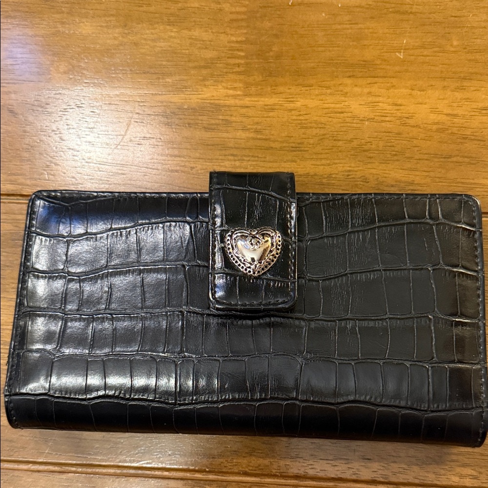 Beautiful Brighton croc embossed leather wallet! In EUC